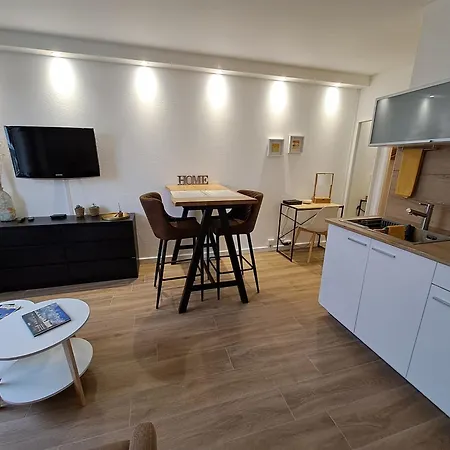 - Front De Appartement